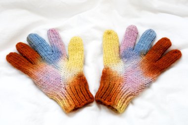 Beyaz arka plan Mittens örgü Noel gökkuşağı.