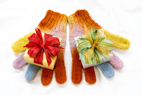 Coffret cadeau de Noël avec gants d'hiver arc-en-ciel sur fond blanc — Photo