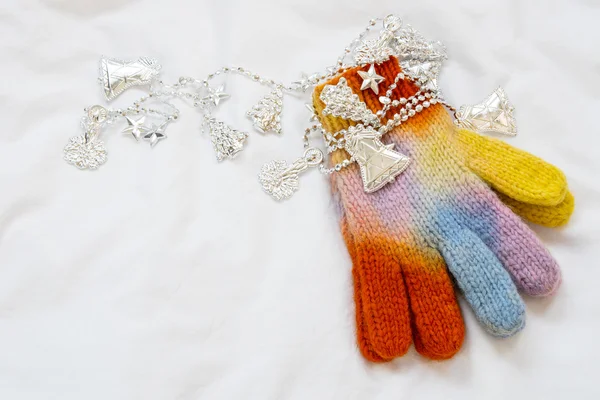 Mitaines tricotées arc-en-ciel de Noël avec décoration de Noël sur w — Photo