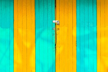 Dikey ahşap plakalar ile arka plan duvar gibi kullanabilirsiniz