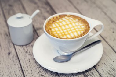 Wodd arka plan, vintage c üzerinde beyaz fincan sıcak cappuccino kahve