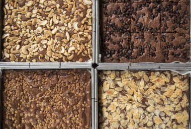 Tatlı kek tatlı doğa ışık ile plaka üzerinde.