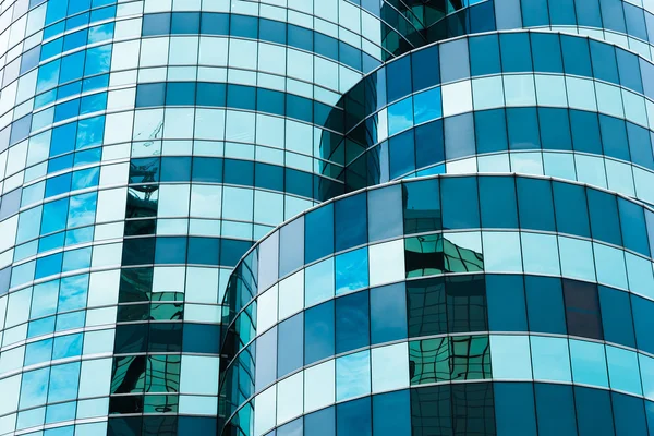Cielo reflectante en vidrio del edificio de oficinas; fondo abstracto —  Fotos de Stock