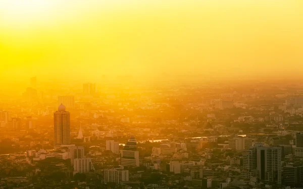 Luftaufnahme der Bangkok Innenstadt im Nebel bei Sonnenaufgang, Thailand — Stockfoto