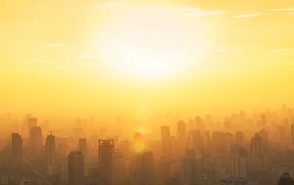 Vista aérea para o centro de Banguecoque na névoa ao nascer do sol, Thailan — Fotografia de Stock