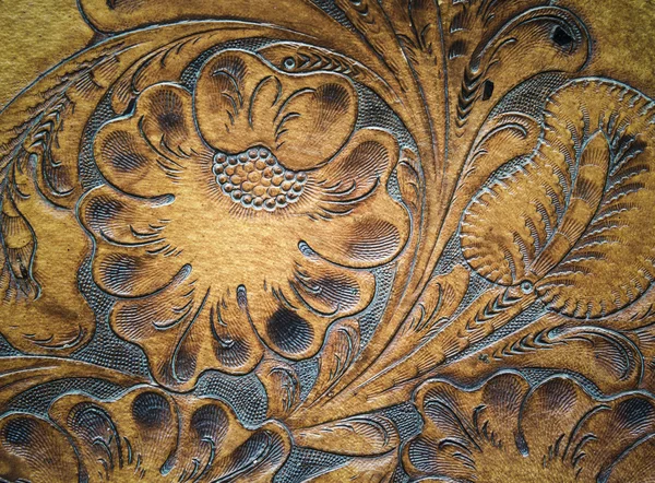 Kahverengi leatherwork detay eyer üzerinde oyulmuş.