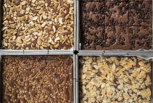 Tatlı kek tatlı doğa ışık ile plaka üzerinde.