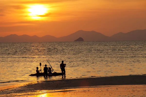 Силуэт путешественников на пляже в Таби, Таиланд . — стоковое фото