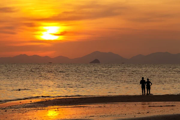 Силуэт пары, сладкий на пляже в Краби, Таиланд . — стоковое фото