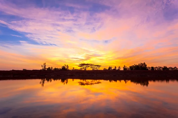 Захід сонця і відображення з красивим небом — стокове фото