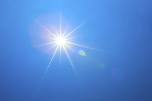 Sol brillante con cielo azul — Foto de Stock