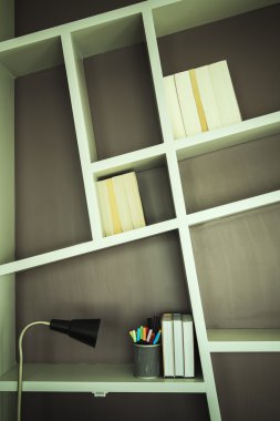 Renkli kalem metal kalem pot ve kitap hasıraltı