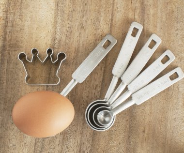 Tablo taze kahverengi yumurta.