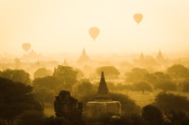 Bagan üzerinde sıcak hava balonunda puslu sabah, Myanmar