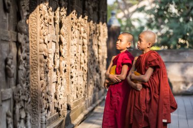 Mandalay, Myanmar-Şubat 18: ayakta ve Sh arayan genç rahipler