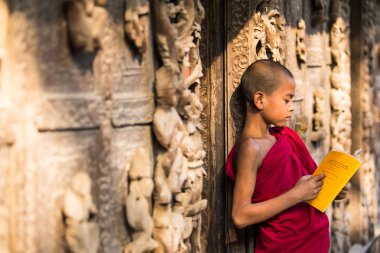 Mandalay, Myanmar-Şubat 18: ayakta ve kızlarla genç acemi rahipler