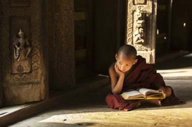 Mandalay, Myanmar-Şubat 18: oturan ve Shw okuma genç rahipler