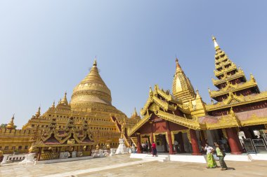 Bagan - 20 Şubat 2015: Birmanya womans ziyaret edin Shwezigon Pagoda 