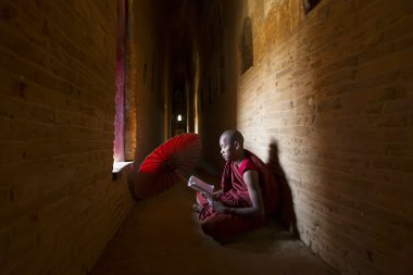 Bagan, Myanmar - 20 Şubat 2015: Tanımlanamayan Budizm acemi p