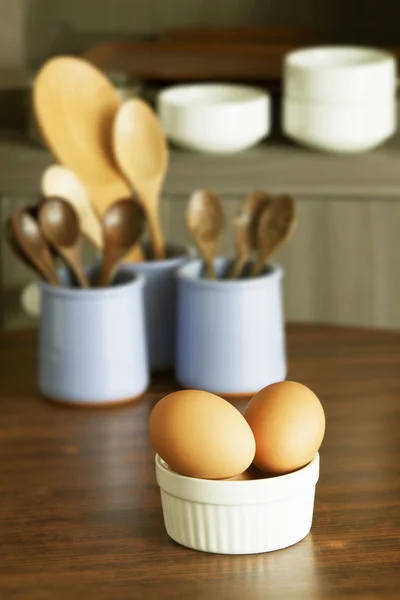 Свіжі коричневі яйця в мисці, вінтажний колірний тон . — стокове фото