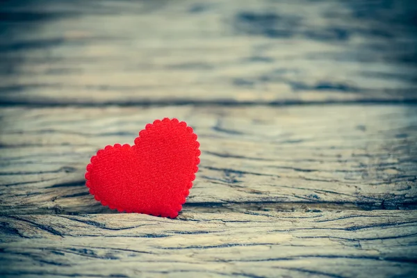 Fondo de San Valentín con corazones rojos sobre tabla de madera . — Foto de Stock