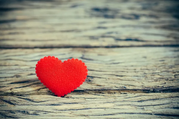 Fondo de San Valentín con corazones rojos sobre tabla de madera . — Foto de Stock