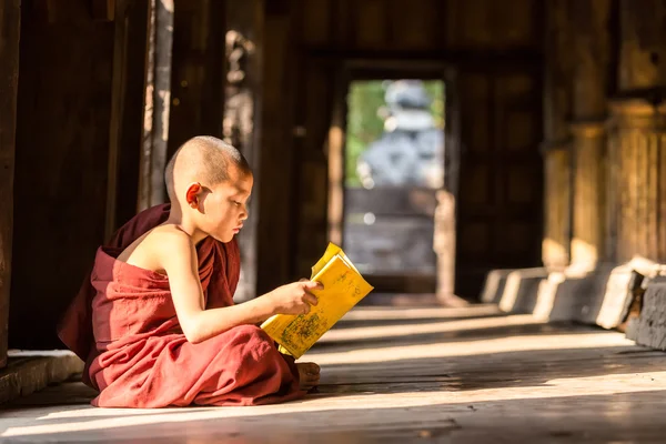 Mandalay, Myanmar-Şubat 18: oturan ve Shw okuma genç rahipler