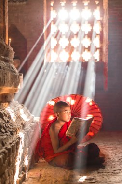 Bagan, Myanmar - 20 Şubat: Tanımlanamayan genç Budizm acemiler pra