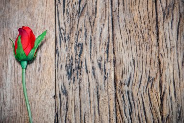 Eski ahşap arka plan üzerinde Sevgililer kırmızı gül.