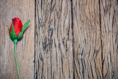Eski ahşap arka plan üzerinde Sevgililer kırmızı gül.
