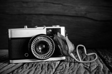 Gül desenli siyah beyaz filtre Vintage fotoğraf makinesi.