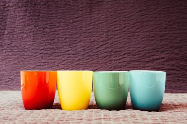 Grunge arka plan üzerinde renkli kahve bardağı