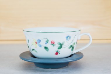 ahşap zemin üzerinde çay