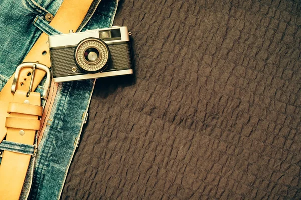 Vintage Jeans mit Gürtel und klassischer Kamera, freier Kopierraum — Stockfoto