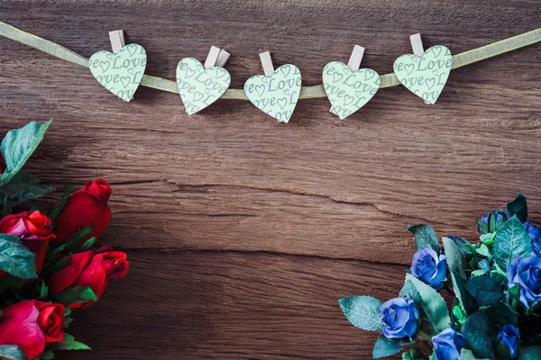 Roses rouges Saint-Valentin avec des cœurs sur fond de vieux bois . — Photo