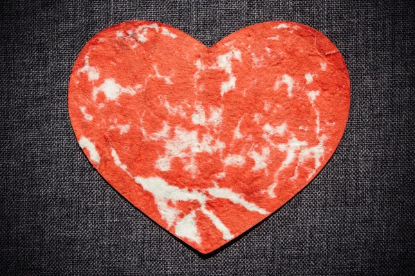 Красное сердце на тёмной стене, валентинка — стоковое фото