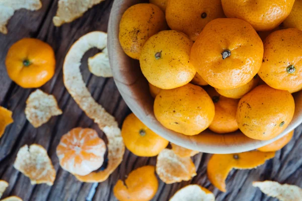 Still life of orange fruit in bowl on old wood background. — Stock Photo, Image