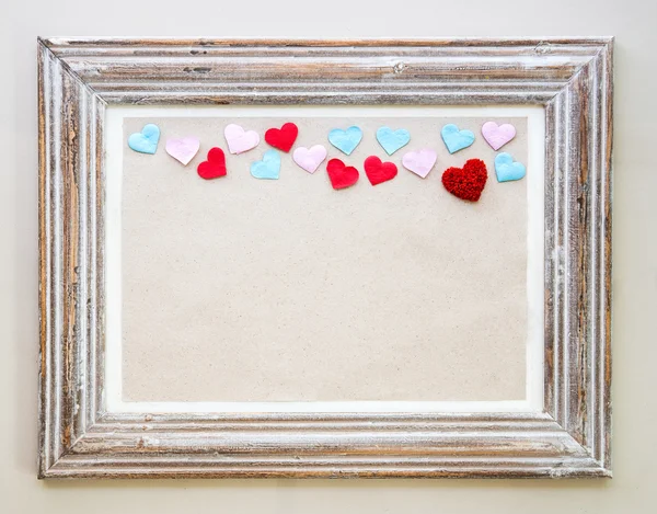 Cadre en bois vintage avec des cœurs pour la Saint Valentin fond . — Photo