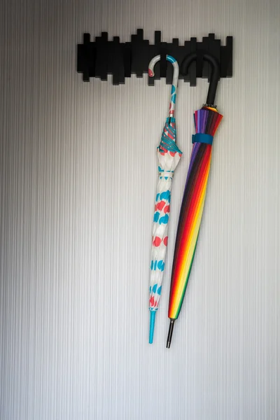 Piękne parasolki powiesić na ścianie — Zdjęcie stockowe