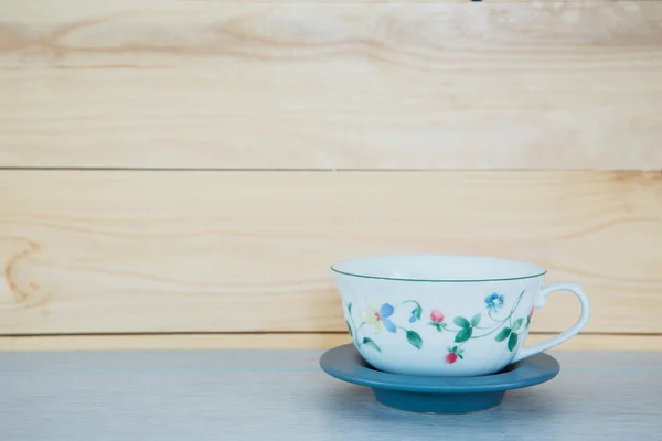 Чашка чая на деревянном фоне — стоковое фото