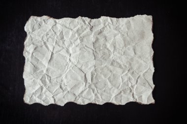 Grunge siyah arka plan üzerinde bej buruşuk kağıt.
