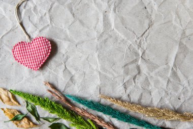 Bej kalp ile kağıt buruşuk ve valentin için çiçek solmuş