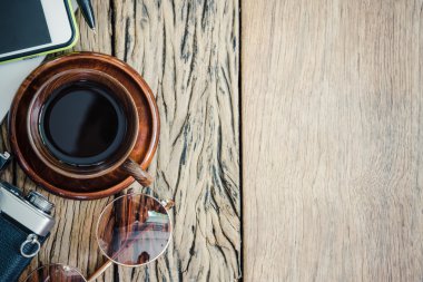 Seyahat etmek, kahve fincanı, fotoğraf makinesi, cam ve ahşap eski telefon hazır 