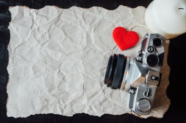 Bej buruşuk kağıt ile kalp, mum ve v için vintage fotoğraf makinesi