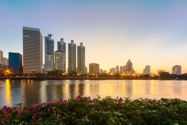 Modern binasında çiçek ile alacakaranlık Bangkok, Tayland.