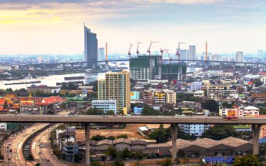 Bangkok, Tayland gün batımında Chaopraya Nehri üzerinde köprü.