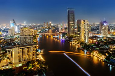 Bangkok şehir ile görünümünü Skycrapper gece rive.