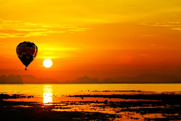 Gün batımına doğru denizin üzerinde uçan balon. — Stok fotoğraf