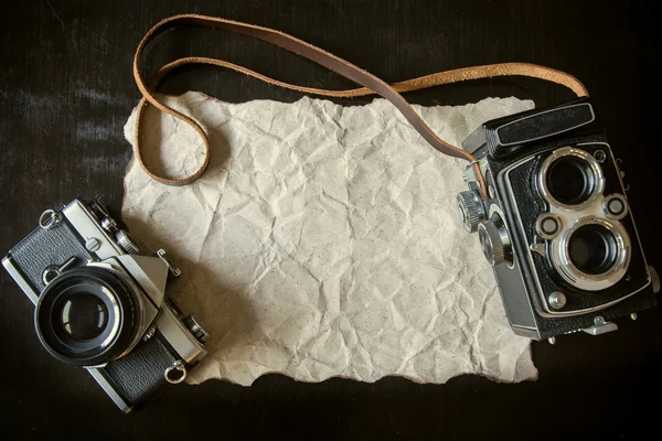 Beige zerknülltes Papier mit Vintage-Kamera für Valentinstag-Hintergrund — Stockfoto