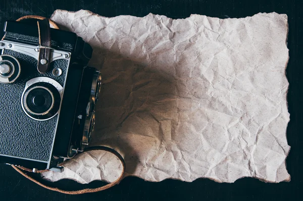Beige zerknülltes Papier mit Vintage-Kamera für Valentinstag-Hintergrund — Stockfoto